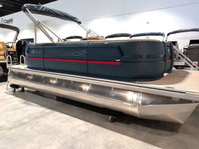 2025 Avalon 2185 Aura QL — front three-quarter view