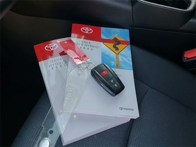 2025 Toyota RAV4 Hybrid - Photo 7