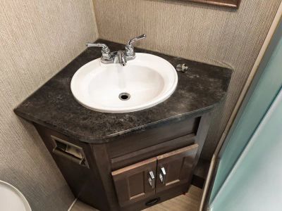 2021 Winnebago ADVENTURER — photo 13 view