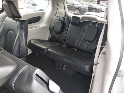 2024 Chrysler Pacifica — photo 18 view