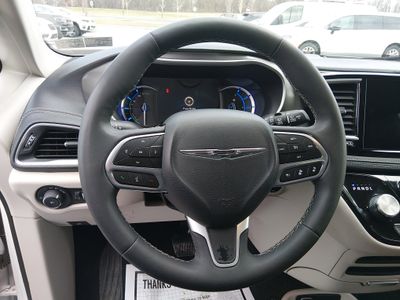 2024 Chrysler Pacifica — photo 12 view