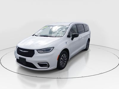 2024 Chrysler Pacifica — rear three-quarter view
