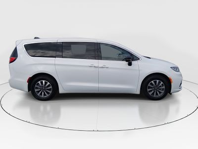 2024 Chrysler Pacifica — photo 8 view