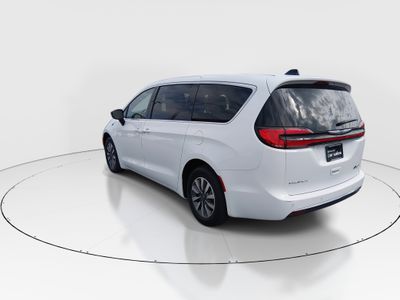 2024 Chrysler Pacifica — detail view