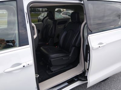 2024 Chrysler Pacifica — photo 22 view