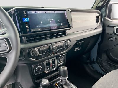 2025 Jeep Wrangler — photo 22 view