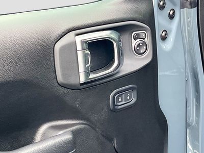 2025 Jeep Wrangler — photo 17 view