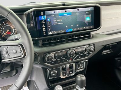 2025 Jeep Wrangler — photo 14 view
