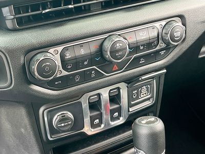 2025 Jeep Wrangler — photo 15 view