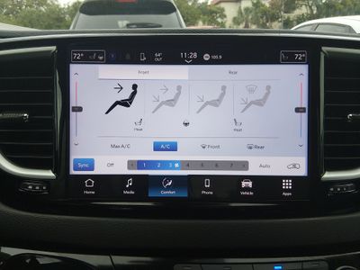 2024 Chrysler Pacifica — photo 18 view