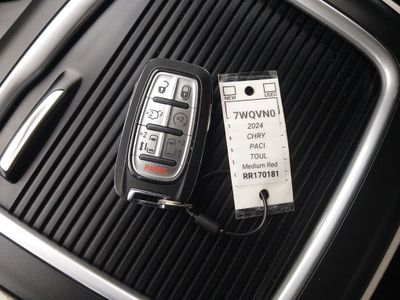 2024 Chrysler Pacifica — photo 15 view