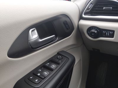 2024 Chrysler Pacifica — photo 13 view