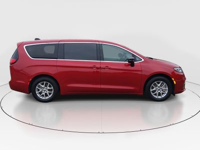 2024 Chrysler Pacifica — photo 8 view