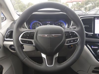 2024 Chrysler Pacifica — photo 12 view