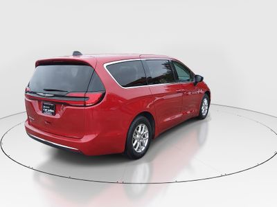 2024 Chrysler Pacifica — photo 7 view