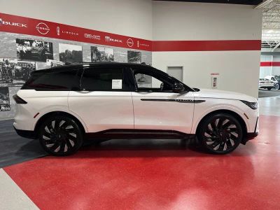 2024 Lincoln Nautilus — side profile view