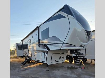 2025 Keystone Montana — front three-quarter view