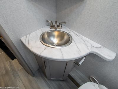 2026 Thor Motor Coach Geneva — photo 22 view