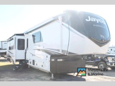 2026 Jayco Pinnacle 38FBRK — front three-quarter view