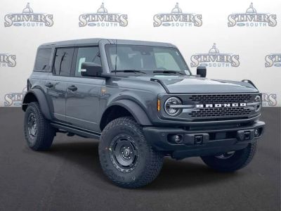 2025 Ford Bronco Badlands in Gray — front three-quarter view