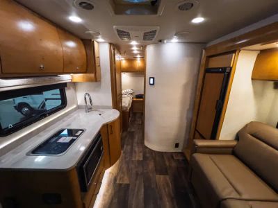 2019 Tiffin WAYFARER — engine compartment view