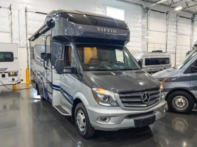 2019 Tiffin WAYFARER — front three-quarter view