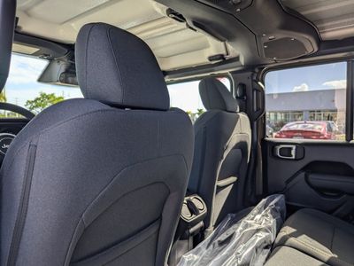 2026 Jeep Gladiator — photo 9 view