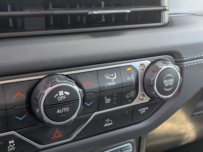 2025 Jeep Wrangler — photo 32 view