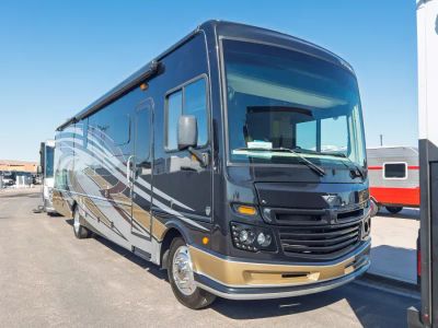 2018 Fleetwood BOUNDER — front three-quarter view