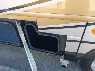 2018 Fleetwood BOUNDER — photo 35 view