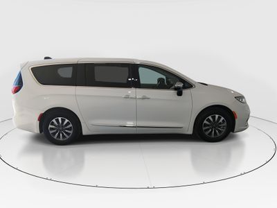 2023 Chrysler Pacifica — photo 8 view