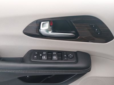 2023 Chrysler Pacifica — photo 16 view