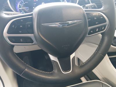2023 Chrysler Pacifica — photo 12 view