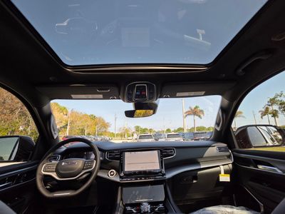 2026 Jeep Grand Wagoneer - Photo 11