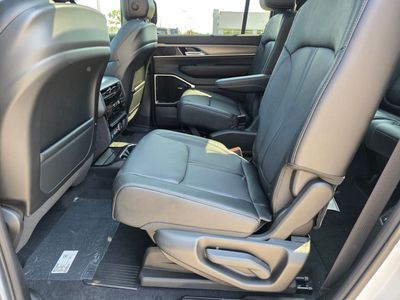 2026 Jeep Grand Wagoneer - Photo 9