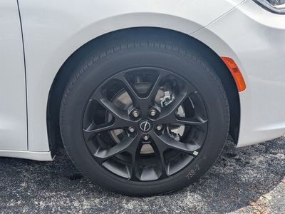 2026 Chrysler Pacifica — photo 12 view