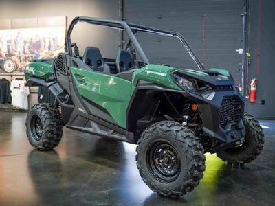 2026 Can-Am Commander DPS 700 in GRN — front three-quarter view