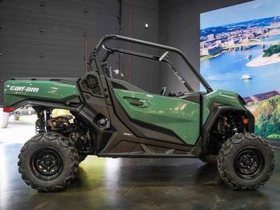 2026 Can-Am Commander DPS 700 — rear three-quarter view