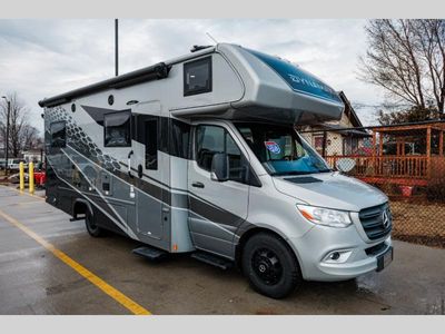 2026 Dynamax isata 3 — front three-quarter view