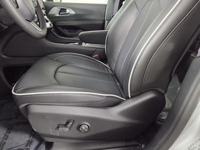 2026 Chrysler Pacifica — photo 16 view