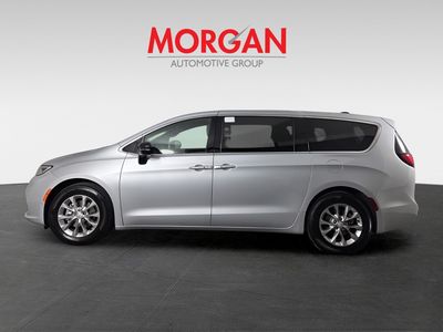 2026 Chrysler Pacifica — photo 7 view