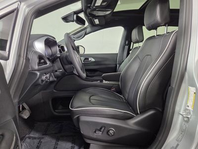 2026 Chrysler Pacifica — photo 10 view