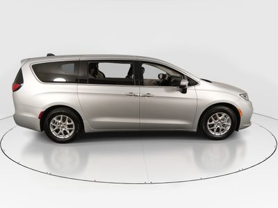 2023 Chrysler Pacifica — photo 8 view