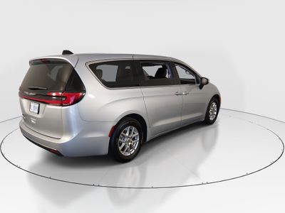 2023 Chrysler Pacifica — photo 7 view