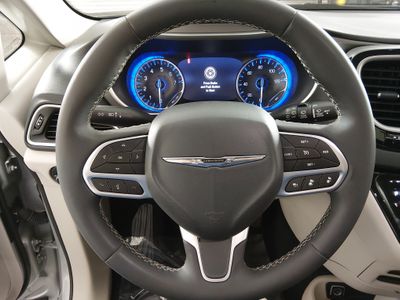 2023 Chrysler Pacifica — photo 12 view