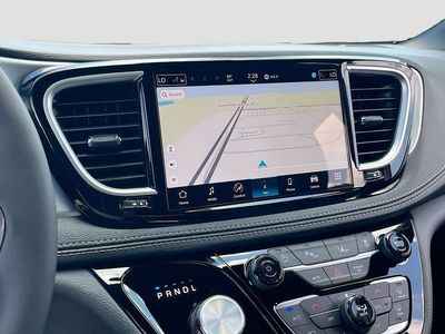 2026 Chrysler Pacifica — photo 13 view