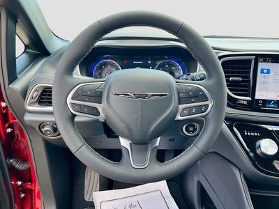 2026 Chrysler Pacifica — photo 11 view