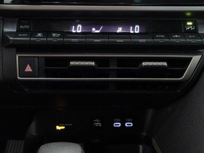 2025 Toyota Camry FWD - Photo 19