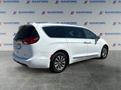 2020 Chrysler Pacifica Hybrid — detail view