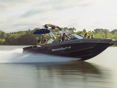 2026 Mastercraft XT22 — front three-quarter view